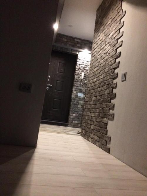 Оформили свою прихожку гипсовой плиткой под имитацию кирпичной кладки. 02