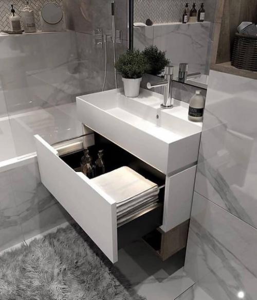 В ванной комнате создана светлая атмосфера, красиво декорированная в едином стиле. 02