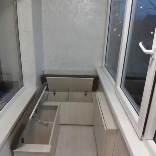 Поставили уголок на балконе, теперь в квартире появилось дополнительное рабочее место. 03