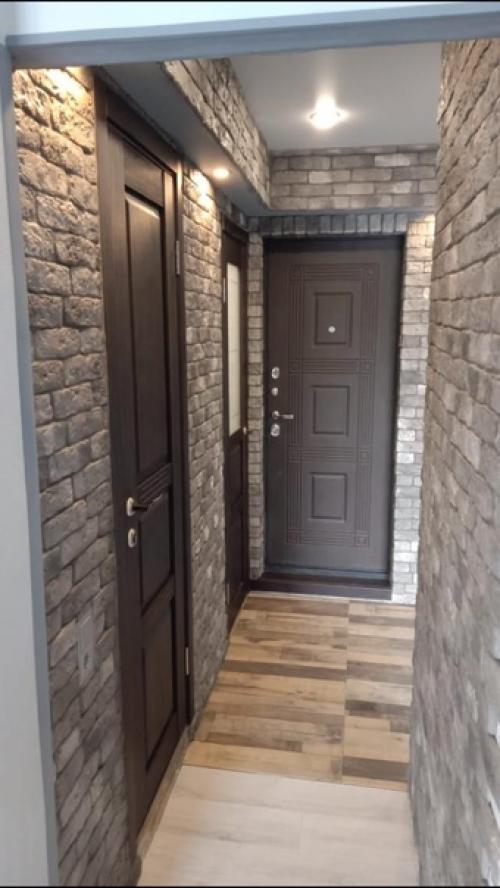 Оформили свою прихожку гипсовой плиткой под имитацию кирпичной кладки. 01