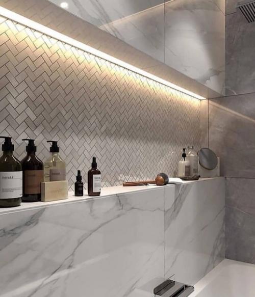 В ванной комнате создана светлая атмосфера, красиво декорированная в едином стиле. 03