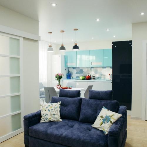 Человек продемонстрировал интерьер своей квартиры. 02