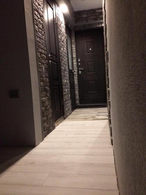 Оформили свою прихожку гипсовой плиткой под имитацию кирпичной кладки.