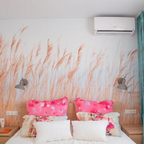 Человек продемонстрировал интерьер своей квартиры. 04