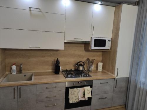 Мы создали такую обстановку в нашей однокомнатной квартире, которая идеально сочетается с нашим вкусом и выглядит гармонично. 03