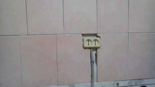 Тот самый момент, когда без опыта и знаний решил самостоятельно положить плитку у себя в квартире. 03