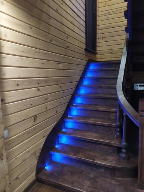 Смастерили такую лестницу у себя в доме, с подсветкой.