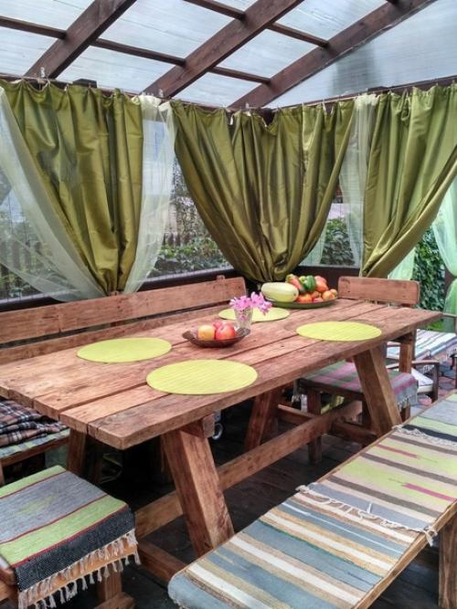 Вот такую летнюю кухню совмещенную с беседкой построил у себя на даче. 03