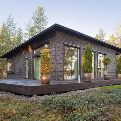 Домик на берегу озера.