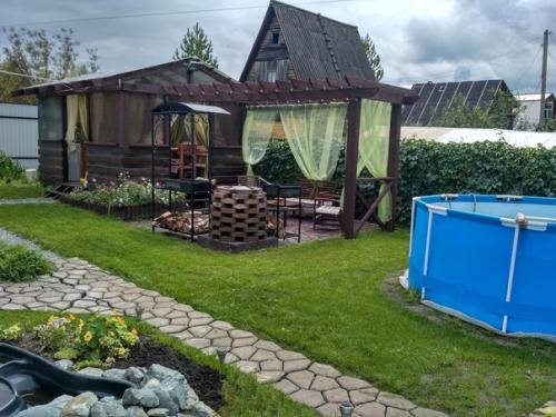 Вот такую летнюю кухню совмещенную с беседкой построил у себя на даче.