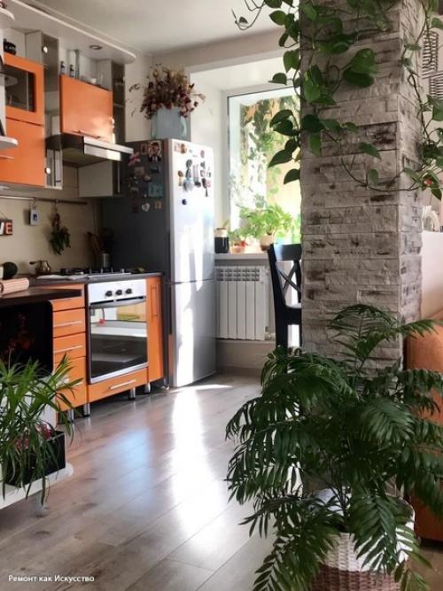 Объединили кухню и комнату, сделали из квартиры нечто подобное студии. 02