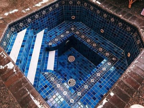 Для людей, которые купили себе этот дом, было приятным сюрпризом обнаружить джакузи, которое было по какой то причине заделано досками. 06