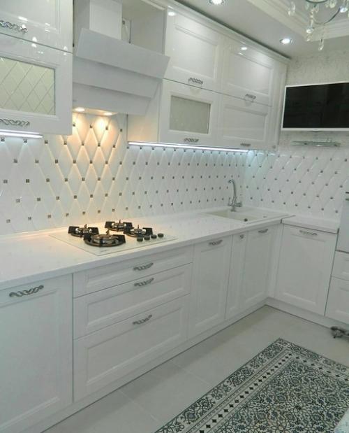 Очаровательная и элегантная, белоснежная кухня - идеальное решение для создания светлого и просторного интерьера. 01