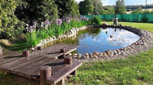 Мужчина собственноручно выкопал пруд у себя на участке и подробно показал этапы его создания. 03