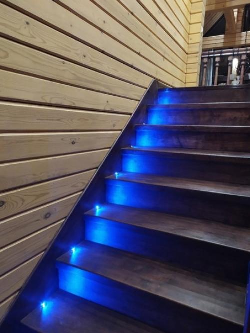 Смастерили такую лестницу у себя в доме, с подсветкой. 02