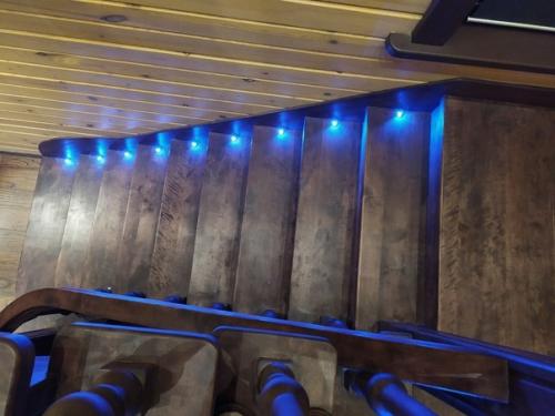 Смастерили такую лестницу у себя в доме, с подсветкой. 01