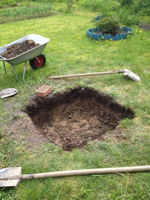 На дачном участке сделали вот такую незамысловатую зону для вечерних посиделок.