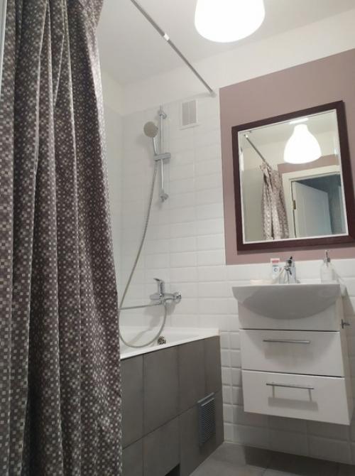 Заселились в квартиру уже как пару лет, пока нареканий по ремонту никаких, стоит. 05