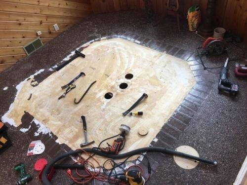 Для людей, которые купили себе этот дом, было приятным сюрпризом обнаружить джакузи, которое было по какой то причине заделано досками. 02