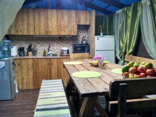 Вот такую летнюю кухню совмещенную с беседкой построил у себя на даче. 02