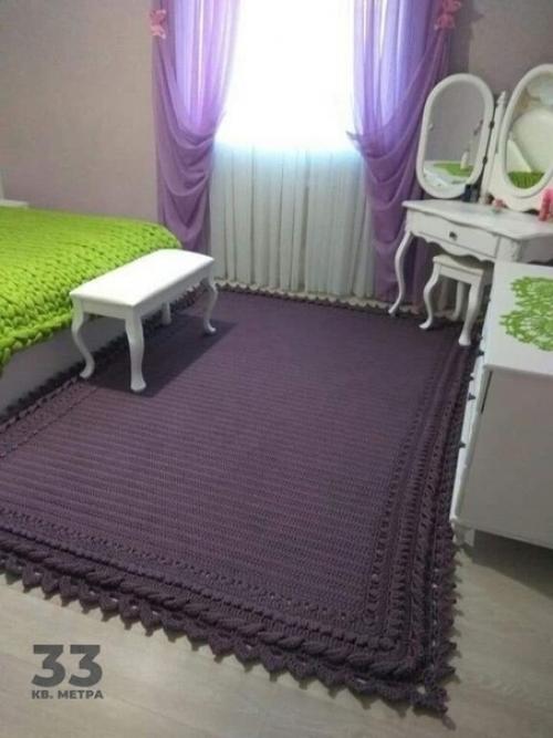 Бабуля нам несколько ковриков в квартиру навязала. 01