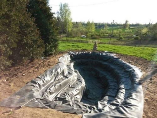 Мужчина собственноручно выкопал пруд у себя на участке и подробно показал этапы его создания. 02