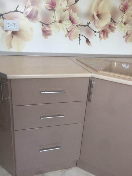 Это моя новенькая кухонька, которую сделали нам на заказ.