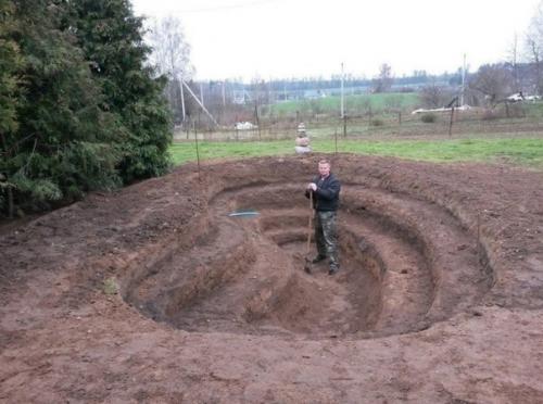 Мужчина собственноручно выкопал пруд у себя на участке и подробно показал этапы его создания.
