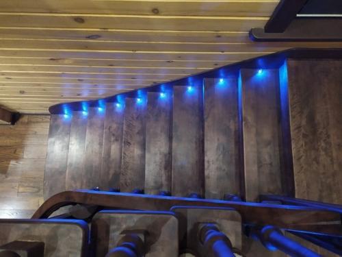 Смастерили такую лестницу у себя в доме, с подсветкой. 04