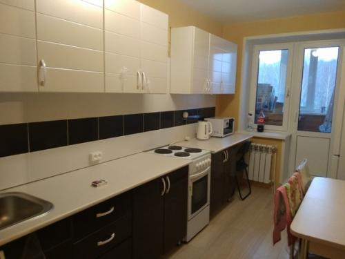 Такой интерьер получилось сделать на нашей кухне.