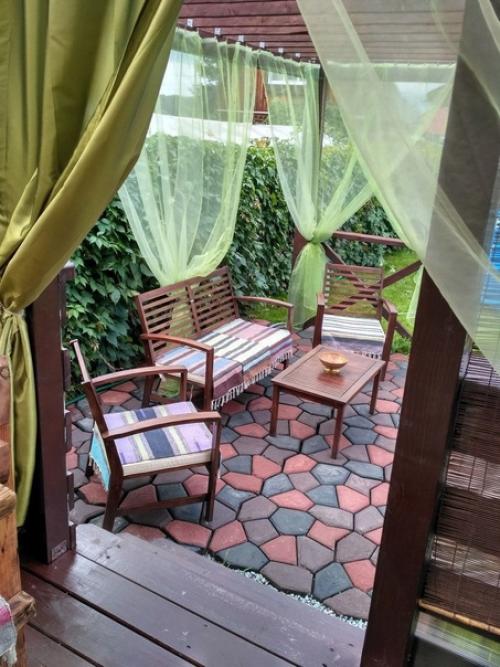 Вот такую летнюю кухню совмещенную с беседкой построил у себя на даче. 04