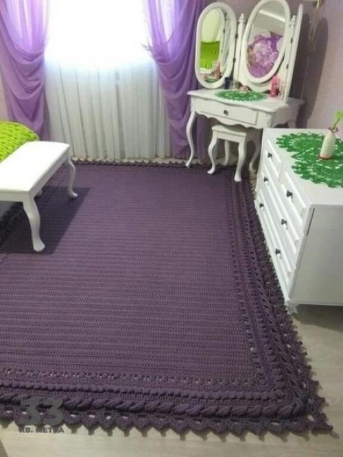Бабуля нам несколько ковриков в квартиру навязала.