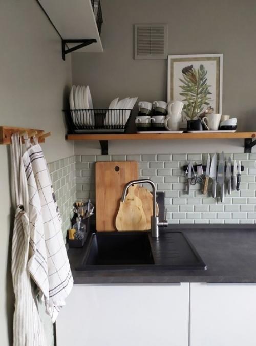 Заселились в квартиру уже как пару лет, пока нареканий по ремонту никаких, стоит.