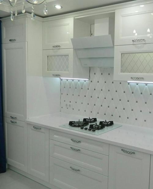 Очаровательная и элегантная, белоснежная кухня - идеальное решение для создания светлого и просторного интерьера. 02