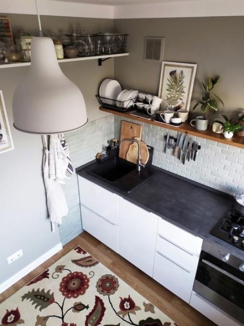 Заселились в квартиру уже как пару лет, пока нареканий по ремонту никаких, стоит. 02