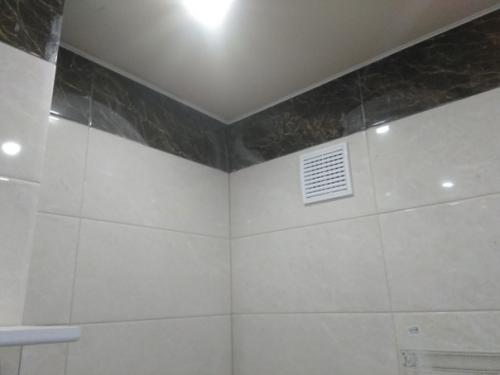 Дизайн нашей ванной комнаты, несколько видов плитки, все на свой вкус выбиралось.