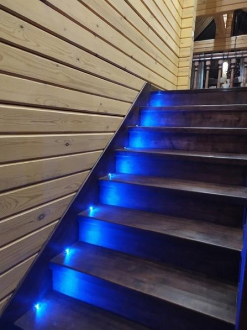 Смастерили такую лестницу у себя в доме, с подсветкой. 03