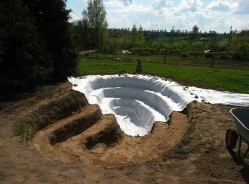 Мужчина собственноручно выкопал пруд у себя на участке и подробно показал этапы его создания. 01