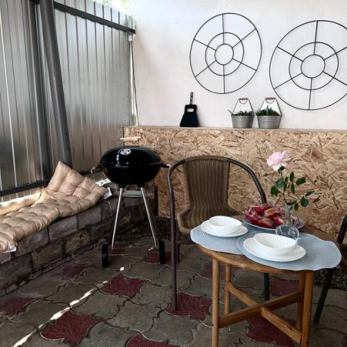 Из старой убитой халупы за два месяца сделали стильную студию со своим двориком с зоной отдыха. 07