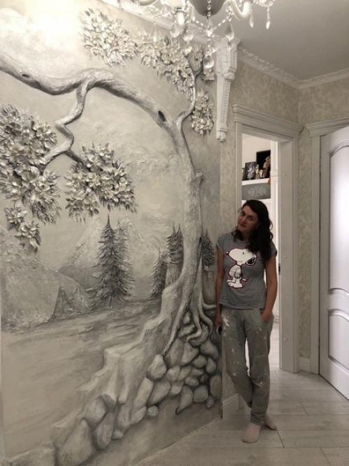 Украсила стену у себя в квартире лепниной.