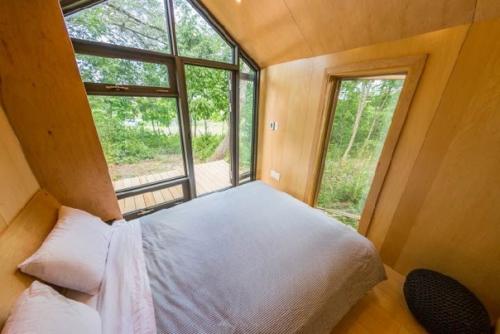 Небольшой домишка на каких то 10 квадратных метров, котрый делают на заводе и привозят куда нужно. 04