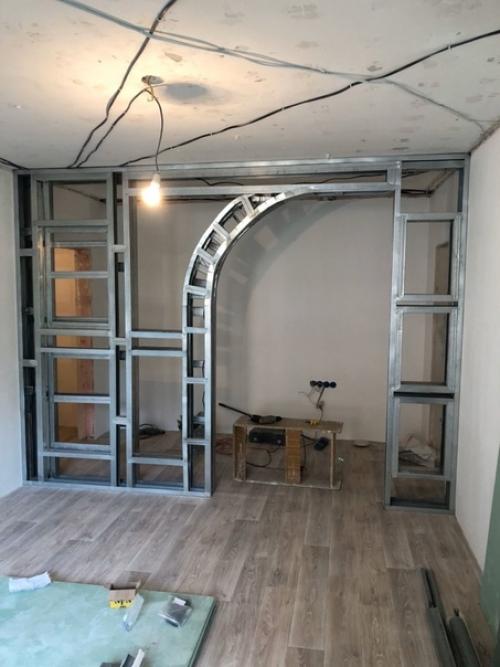 Разделил комнату на две части при помощи такой вот перегородки.