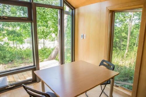 Небольшой домишка на каких то 10 квадратных метров, котрый делают на заводе и привозят куда нужно. 05