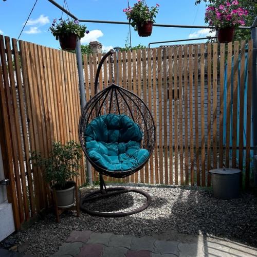 Из старой убитой халупы за два месяца сделали стильную студию со своим двориком с зоной отдыха. 06