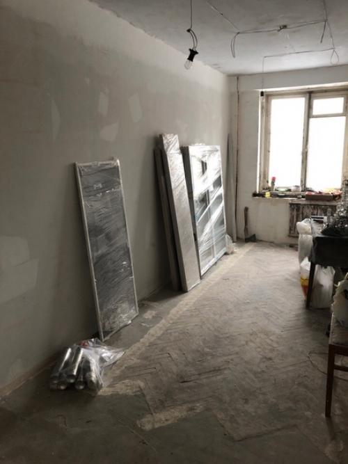 Разобрали полностью комнату, пришлось конкретно попотеть, а затем уже приступили к отделке. 03