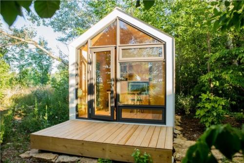 Небольшой домишка на каких то 10 квадратных метров, котрый делают на заводе и привозят куда нужно.