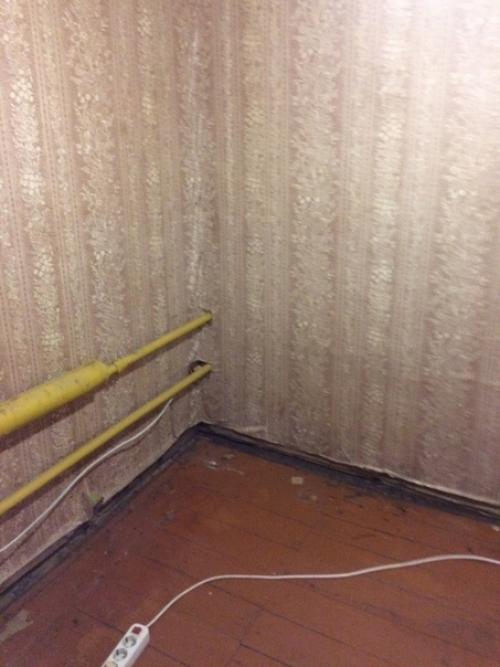 То, как мы превратили каморку в старом древнем доме в полноценный санузел. 01