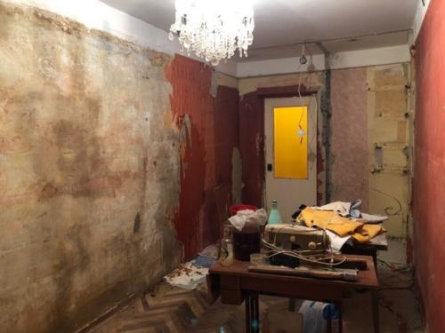 Разобрали полностью комнату, пришлось конкретно попотеть, а затем уже приступили к отделке. 01