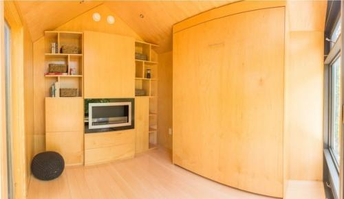 Небольшой домишка на каких то 10 квадратных метров, котрый делают на заводе и привозят куда нужно. 03