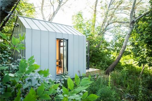 Небольшой домишка на каких то 10 квадратных метров, котрый делают на заводе и привозят куда нужно. 01